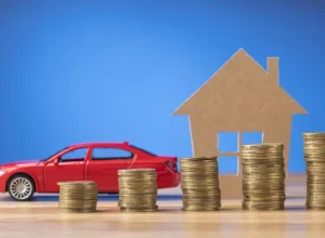 inflacao__pilha-de-moedas-formando-um-grafico-ao-lado-de-um-carro