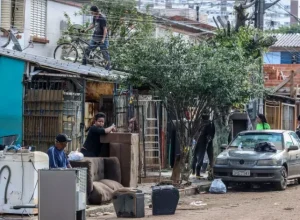 -Morador desolada apoiada no sofá que será descartado