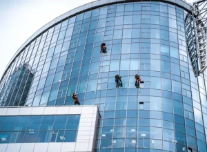 qual-e-a-diferenca-entre-elevador-de-obra-e-plataforma-elevatoria