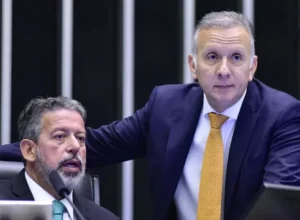 Presidente da Câmara dos Deputados, Arthur Lira (PP-AL) e Aguinaldo Ribeiro (PP-PB), relator da reforma tributária na Casa| Foto: Zeca Ribeiro/Câmara dos Deputados