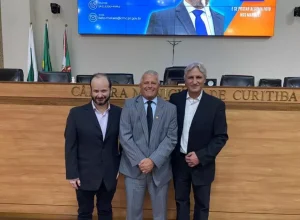 Divulgação Da esquerda para a direita, Fábio Amaral, CEO da Engerey, empresa parceira da Reymaster, o vereador Sidnei Toaldo (Patriota) e Reynaldo Gabardo Jr., fundador da Reymaster, durante a solenidade de entr