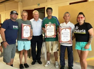 Homenageados junto com o vereador Tito Zeglin e com a presidente da F.PR.T, Dione Ferreira.