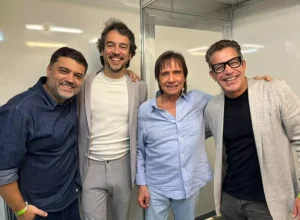 Roberto Carlos com Flávio Pinheiro, Afonso Carvalho e Luiz Calainho, sócios da Musickeria