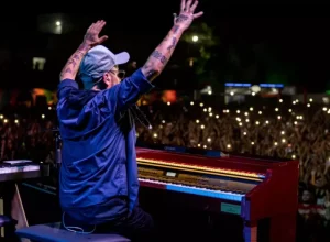 Sergio Britto utiliza modelo customizado do AP-710 na turnê 40 anos dos Titãs