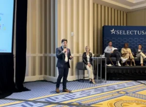 Felipe Sena, sócio da Rivool Finance, se apresentando no SelectUSA Investment Summit