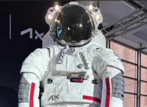 Foto: Traje espacial lançado durante a IAC 2024