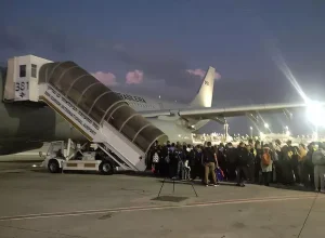 Para recepcionar passageiros que chegam ao Brasil nas aeronaves da Força Aérea Brasileira (FAB), o Ministério da Saúde (MS) disponibilizou quatro voluntárias da Força Nacional do SUS - Foto: Arquivo FAB