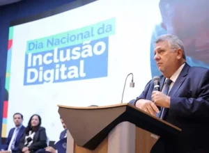 Presidente Carlos Vieira em cerimônia no Ministério das Comunicações em março deste ano