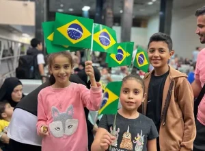 Algumas das crianças do grupo de brasileiros repatriados no lado egípcio da fronteira com Gaza. Foto: MRE