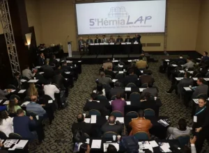 Além das discussões científicas (foto), o Hernia Lap também trará cirurgias ao vivo e trabalhos hand-on, para que os cirurgiões possam treinar as mais novas técnicas de cirurgia de hérnia abdominal. (Crédito: Divulgação / Hernia Lap)