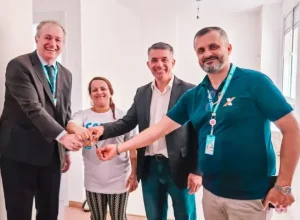Representantes do banco e do Governo Federal com a beneficiária de Porto Alegre na entrega das chaves. Créditos: Erickson Campos