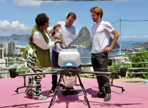 Tainá de Paula, Secretária de Meio Ambiente, e Eduardo Paes, Prefeito do Rio, abastecem o drone com sementes ao lado de Adrien Pages, CEO da Morfo. Foto:Beth Santos/Prefeitura do Rio