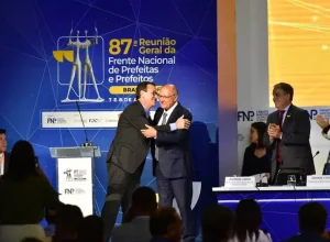 Eduardo Paes toma posse como presidente da FNP. Evento contou com presença do vice-presidente Geraldo Alckmin. Foto por Zeca Ribeiro/ FNP.