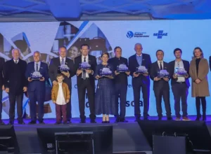 Vencedores da etapa Paraná em 2022, com lideranças do Estado e do Sebrae/PR. Foto: Inove