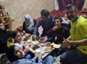 Oito dos 16 integrantes do grupo que está hospedado em Rafah, ao lado da fronteira com o Egito. Foto: Arquivo familiar