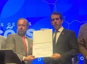 Participaram do lançamento o diretor da Newave Energia, Claudio Ferreira, Ministro de Minas e Energia, Alexandre Silveira, CEO da Gerdau, Gustavo Werneck e o prefeito de Arinos, Marcilio Almeida - divulgação Gerdau