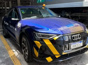 Cinco Audi e-tron 100% elétricos já estão realizando o embarque e desembarque remoto de clientes LATAM PASS Black Signature no aeroporto central da capital paulista (Imagem: Divulgação LATAM)