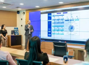 Diversos estados brasileiros melhoraram sua posição no ranking do Índice de Inovação dos Estados 2025, tornando o cenário do ecossistema nacional ainda mais competitivo. Nesse movimento de expansão, o Paraná consolidou-se ao evoluir em dois indicadores-chave e manter a expressiva 5ª colocação nacional, já alcançada em 2024. Os principais fatores que contribuíram para esse desempenho foram os avanços nos indicadores “Investimento e Financiamento Público em Ciência e Tecnologia (C&T)”, no qual o estado subiu da 4ª para a 2ª posição entre 2021 e 2025, e “Infraestrutura”, no qual evoluiu do 6º para o 4º lugar no ranking nacional. Esse contexto reflete a elevada qualidade da rede de transportes, da conectividade digital e das políticas de fomento à inovação, além do aumento dos aportes públicos voltados à inovação, incluindo despesas empenhadas em C&T, subvenções a startups via Financiadora de Estudos e Projetos (Finep) e financiamentos do Banco Nacional de Desenvolvimento Econômico e Social (BNDES). Ainda segundo o estudo realizado pela Federação das Indústrias do Estado do Ceará (FIEC), por meio do Observatório da Indústria Ceará, em parceria com a Confederação Nacional da Indústria (CNI), o Paraná apresenta resultados expressivos em indicadores fundamentais para a ativação do ecossistema inovador. O estado ocupa a 4ª posição nacional em “Inserção de Mestres e Doutores”, “Propriedade Intelectual” e “Produção Científica”; está em 5º lugar em “Capital Humano – Pós-Graduação”, “Empreendedorismo” e “Intensidade Tecnológica e Criativa”. “Os resultados do Paraná refletem um ecossistema inovador fortalecido por uma força de trabalho altamente qualificada e pelo avanço do investimento e financiamento público em ciência e tecnologia, com destaque para os aportes via Finep e BNDES. Esse cenário favorece a produção científica, o empreendedorismo de base tecnológica e a competitividade em setores de alta e média-alta tecnologia. Com esses pilares, o estado se consolida como referência nacional em inovação e desenvolvimento sustentável”, analisa Guilherme Muchale, gerente do Observatório da Indústria Ceará. O Índice de Inovação O Índice de Inovação dos Estados 2025 é um instrumento estratégico desenvolvido pela Federação das Indústrias do Estado do Ceará (FIEC), por meio do Observatório da Indústria Ceará, em parceria com a Confederação Nacional da Indústria (CNI); e com o apoio da Agência Brasileira de Desenvolvimento Industrial (ABDI), Financiadora de Estudos e Projetos (Finep) e do Sebrae Nacional. As 27 unidades federativas brasileiras são avaliadas de acordo com seu desempenho inovador. Criado para oferecer um diagnóstico detalhado dos ecossistemas estaduais de inovação, o Índice é uma pesquisa pioneira no Brasil, que mensura tanto os pontos fortes quanto as fragilidades, fornecendo dados essenciais para orientar políticas públicas e iniciativas voltadas ao fortalecimento da inovação em nível estadual e regional. Sua metodologia está estruturada em duas grandes dimensões: Capacidades - que avalia os recursos, estruturas, investimento público em ciência e tecnologia, capital humano, infraestrutura e instituições - e Resultados - que mensura os efeitos concretos do processo inovador, como produção científica, propriedade intelectual, empreendedorismo e sustentabilidade ambiental. O Índice chega a 2025 na sua sétima edição consecutiva e utiliza 12 indicadores que permitem uma análise quantitativa e comparativa entre estados e regiões, facilitando a identificação de gargalos e oportunidades territoriais. SERVIÇO Índice de Inovação dos Estados 2025 Acesse o estudo completo em: https://www.observatorio.ind.br/