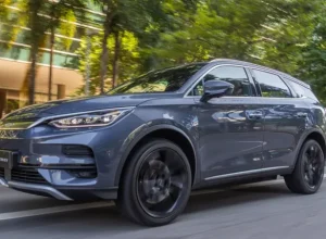 A linha de cintura elevada e as rodas de liga leve de 22” reforçam o perfil robusto do SUV 100% elétrico