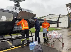 Equipes da CCR estão distribuindo mantimentos aos moradores no entorno das rodovias administradas pela Companhia desde sábado. (Créditos: Divulgação/Grupo CCR)