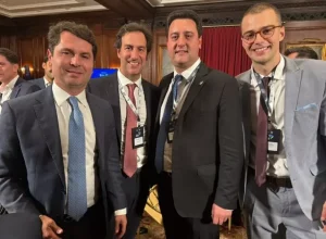 Alexandre Curi, deputado estadual do Paraná, Alfredo Khouri Jr, sócio da Catuaí Asset Management, Ratinho Júnior, governador do Paraná e Vinícius Gonçalves, vice-presidente da GTFoods/divulgação.