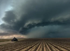 SÃO PAULO, 24 de julho de 2024 – A Aon plc (NYSE: AON), líder global em serviços profissionais, revela em seu mais recente Global Catastrophe Recap Report, que os desastres naturais em todo o mundo resultaram em perdas econômicas superiores a US$ 117 bilhões no primeiro semestre deste ano, uma redução em relação à média do século XXI de US$ 137 bilhões e significativamente inferior às perdas registradas no mesmo período de 2023 (US$ 226 bilhões). No Brasil, o relatório ressalta os eventos catastróficos significativos que impactaram o país, com destaque para as enchentes no estado do Rio Grande do Sul. Entre 28 de abril e 3 de maio de 2024, a precipitação histórica que atingiu o estado, incluindo a região metropolitana de Porto Alegre, resultou em perdas econômicas estimadas em US$ 2,45 bilhões. Esses eventos trouxeram à tona a vulnerabilidade das infraestruturas locais e a necessidade de investimentos em medidas de proteção contra enchentes. No primeiro semestre de 2024, a brecha de cobertura de seguros reduziu para 50%, cerca de 59 bilhões de dólares, uma das mais baixas já registradas, resultado dos altos níveis de pagamento de seguros para danos causados por tempestades severas. Isabel Blazquez Solano, CEO de Resseguros da Aon no Brasil, comentou: "É encorajador ver uma redução na lacuna de proteção global, no entanto, é crucial que a indústria de seguros continue seus esforços para aumentar os níveis de seguros nos mercados emergentes, fornecendo não apenas capital e capacidade, mas também dados e análises avançadas para qualificar e quantificar o risco e, em última instância, tomar melhores decisões." O relatório também mostra que, globalmente, as perdas econômicas seguradas no primeiro semestre de 2024 foram de, pelo menos, US$ 58 bilhões. Esse valor segurado está acima da média do século XXI de US$ 39 bilhões, mas abaixo dos últimos três anos, onde as perdas seguradas no primeiro semestre ultrapassaram US$ 60 bilhões. O total de fatalidades devido a eventos catastróficos naturais foi estimado em mais de 6.000, significativamente abaixo das médias de longo prazo e o menor desde 2020. Sobre a Aon Aon plc (NYSE: AON) existe para dar melhor forma às decisões, para proteger e enriquecer a vida das pessoas em todo o mundo. Por meio de insights analíticos, expertise globalmente integrada em Risk Capital e Human Capital e soluções localmente relevantes, nossos colegas oferecem aos clientes em mais de 120 países a clareza e a confiança necessárias para tomar as melhores decisões sobre riscos e pessoas que os ajudem a proteger e a ampliar seus negócios. tempestade-divulgação