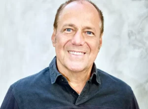 Road show inédito para mercado de comunicação de Curitiba celebra Dia Mundial da Propaganda (04/12) com palestra exclusiva de Alexis Pagliarini