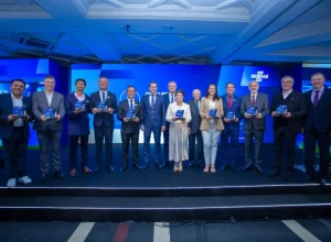 Prefeitos e representantes premiados ao lado da diretoria executiva e presidente do CDE do Sebrae/PR. Fotos: Inove.