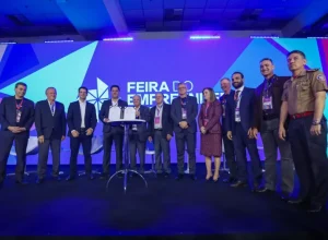 Assinatura do decreto foi realizada na abertura Feira do Empreendedor, evento realizado pelo Sebrae/PR, com a presença do Governador Carlos Massa Ratinho Júnior, diretoria do Sebrae/PR, secretários estaduais e autoridades presentes. (Foto: Inove)