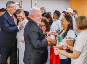 O presidente Lula com integrantes do Movimento dos Atingidos por Barragens: lei se torna referência importante. Foto: Ricardo Stuckert / PR