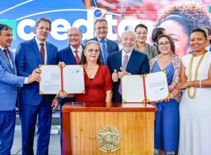 O presidente Lula, ministros, autoridades e potenciais usuários das novas opções de crédito no evento de lançamento do Acredita no Palácio do Planalto. Foto: Ricardo Stuckert / PR
