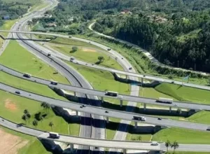 Obras vão gerar 520 vagas de empregos diretos e indiretos; pistas com novo asfalto-borracha aumentarão a aderência dos pneus, tornando as viagens mais seguras e confortáveis. (Crédito: Divulgação/CCR)