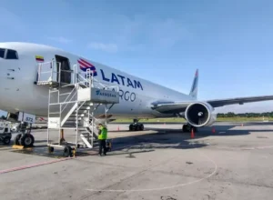 Boeing 767BCF cargueiro_latam