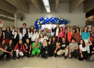 O CEO da Volkswagen do Brasil, Ciro Possobom (em pé, ao centro), e o vice-presidente de Recursos Humanos da Volkswagen do Brasil e Região América do Sul, Douglas Pereira (em pé, 6º da esq. para a dir.), celebram a certificação GPTW com colaboradores