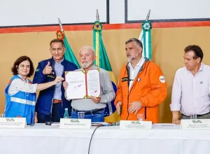 O presidente Lula assinou em 6 de junho a Medida Provisória que determina o pagamento dos dois salários mínimos para ajudar a manter os empregos de trabalhadores formais gaúchos. Foto: Ricardo Stuckert / PR