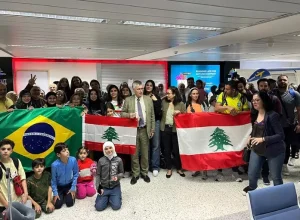 Mulheres, crianças, idosos e suas famílias tiveram prioridade na primeira escala da Operação Raízes do Cedro, que deixou o Líbano neste sábado. Foto: Embaixada do Brasil no Líbano / Divulgação