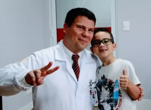 Diretor geral do HUEM, Dr. Tiago Tormen, foi quem iniciou o tratamento do João Miguel