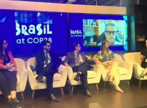 Sheila Guebara, líder de Ações Climáticas na JBS Brasil (dir. a esq.), em painel nesta manhã, em Dubai, ao lado de Luiza Bruscato, da ONG Mesa Brasileira, Pedro Burnier, da Amigos da Terra, Ricardo Negrini, do MPF e Renata Potenza, da Imaflora.