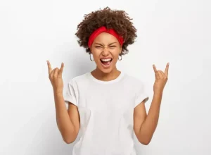 A música sempre foi uma das formas mais poderosas de manifestação cultural, capaz de emocionar, inspirar e unir pessoas ao redor do mundo. Ao longo das últimas décadas, a evolução dos equipamentos eletrônicos revolucionou a maneira como a quarta arte chega até nós, proporcionando alta qualidade de áudio em caixas de som cada vez menores e portáteis, ou em fones de ouvido de alta fidelidade, que nos permitem desfrutar de uma experiência musical sem interferências externas. Mas a tecnologia também nos permite ter experiências para além da apreciação sonora. Que tal soltar a voz no microfone de um karaokê, ou aproveitar luzes no ritmo das batidas daquele hit? Com o tempo, outros dispositivos se tornaram mais acessíveis e permitiram uma diversão ainda mais imersiva. Pensando nisso, separamos três opções de aparelhos para você descobrir qual mais combina com o seu lado rockeiro neste Dia Mundial do Rock: Para os apaixonados por Beatles Let it be e vamos em busca do produto que tem tudo a ver com a uma das maiores bandas britânicas do rock mundial. Quem gosta do quarteto, sem dúvidas, também adora cantar os maiores clássicos, não importa quem esteja olhando, e ainda por cima, torce para alguém entrar no ritmo e fazer aquele karaokê inesperado quando começa Hey Jude. O par de Microfones sem fio Polyvox Preto é a opção ideal para um(a) beatlemaníaco(a). Preço sugerido: R＄ 359 Para quem ama Guns n’ Roses Que tal apreciar um Sweet Child O’ Mine na máxima potência e fazer com que a voz única do Axl Rose estremeça as paredes? Para isso a sugestão é uma Caixa de Som Amplificada Polyvox Torre XT-990 TWS Bluetooth, com 2000W de potência, além das luzes full LED que vão transportar o Rock in Rio diretamente para a sua casa. Preço sugerido: R＄ 399 Para quem torceu pela volta dos Titãs A banda de rock nacional com raízes paulistanas anunciou, no final de 2022, a turnê Titãs Encontro: Todos ao Mesmo Tempo Agora, fazendo a felicidade dos fãs que nem imaginavam escutar o clássico Epitáfio ao vivo em pleno 2023. Com mais de 10 shows esgotados ao redor do Brasil, o revival da banda veio no intuito de matar a saudade e celebrar os 40 anos de sucesso, segundo Arnaldo Antunes em anúncio oficial. Diante de tantos hits lançados, a sugestão é o Fone de Ouvido Bluetooth XH-1029 Preto, uma ótima opção para ouvir a playlist de uma das bandas mais importantes da música brasileira. Preço sugerido: R＄ 249 Sobre a Polyvox A Polyvox, empresa fundada em 1967, retorna ao Brasil e é especializada na criação de áudios de alta potência por meio de caixas de som, fones de ouvido, amplificadores, microfones, entre outros aparelhos. Com o DNA 100% nacional, a marca continua prezando pela preferência do consumidor que, desde a década de 80, acompanha as inovações e lançamentos dos devices de som. Com o novo line-up em 2023, a marca desperta o interesse do público jovem antenado na melhor experiência de música e ritmos proporcionados pelos dispositivos.