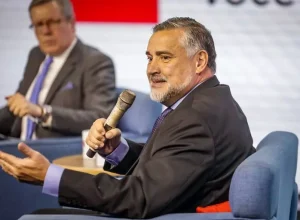 O ministro Paulo Pimenta (Secom) durante o debate sobre fake news. Foto: Lucas Leffa / Secom