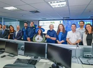 O presidente Lula e comitiva ministerial durante visita à sala de situação do "Enem dos Concursos", em Brasília. Foto: Ricardo Stuckert / PR