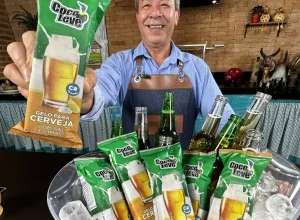 José Almiro, embaixador da marca, aprovando o gelo para cerveja. Foto Bruno Aurevilly