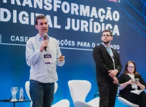 Foto divulgação - Henrique Boz, Head de Engenharia e Arthur Di Pietro, Head de Vendas da Docket na 4ª edição do Fórum de Negócios sobre Transformação Digital Jurídica