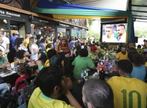 Torcedores vão a bares acompanhar jogos de futebol - Foto: Valter Campanato/Agência Brasil