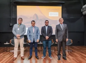 Registro com os representantes das instituições no evento de lançamento do edital do Programa Centelha Rio de Janeiro. Foto: Divulgação.