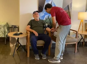 Além do teste de sentar e levantar, Mutirão de Saúde vai fazer a aferição dos sinais vitais e dar dicas de exercícios e alongamentos personalizados a cada pessoa. (Foto: Divulgação / Eco Medical Center)