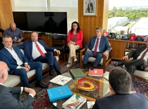 Ministros e representantes de empresas fornecedoras de gás de cozinha no Planalto: parceria para garantir funcionamento das cozinhas solidárias nos abrigos do Rio Grande do Sul. Foto: Ascom / SGPR