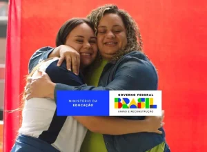 Graziele e sua mãe, Juliana, no vídeo que conta a história de transformação proprocionada pelo Pé-de-Meia - Foto: Frame de vídeo