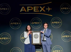 Katherina Morgado, subgerente de Inteligência e Estratégia de Clientes à direita e Martín González, chefe de Projeto e Desenvolvimento IFEC (Imagem: Divulgação LATAM)