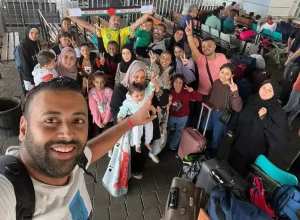 Selfie de Hasan Rabee com o grupo de brasileiros instantes antes de concretizarem a saída de Gaza. Foto: Arquivo pessoal